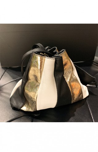 小牛皮抓皺斜背包 (黑色)